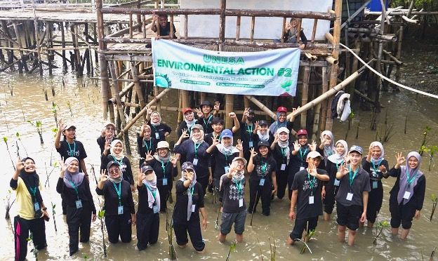 Ministry of the Environment BEM UNESA in the movement to plant mangroves and clean up the Wonorejo Mangrove Ecotourism area, Surabaya.