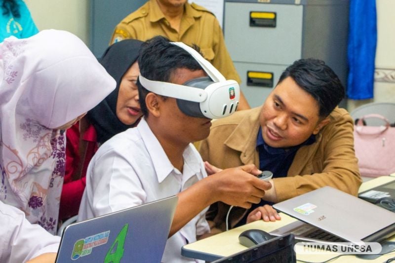 Gedangan SLBN students use EMO-VR was accompanied by experts and the UNESA PUID-DIC team.