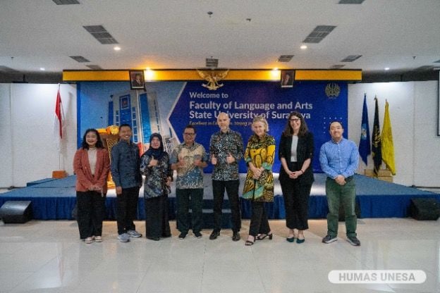 Photo with university leaders and the dean of FBS UNESA, together with the Indonesian International Education Foundation (IIEF), and the Regional English Language Office (RELO) of the US Embassy in Jakarta.