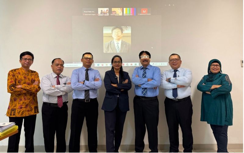 Desak Made Anggraeni (center) with the supervisor team and examiner team (internal-external) after undergoing the doctoral exam.