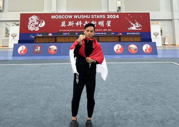 LIGHTING UP MY BROTHER: Muhammad Daffa Golden Boy, UNESA Sports Education Master's student shows off the gold medal he won at the Moscow Wushu Stars 2024 in Moscow, Russia (Daffa Documentation).