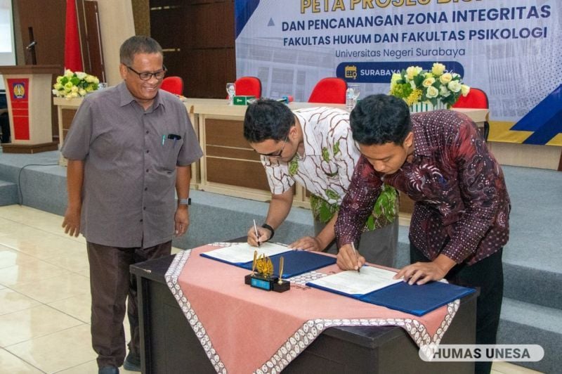 The Deputy Chancellor for Division II together with the dean of the Faculty of Law and the dean of the Faculty of Psychology signed an integrity pact as a form of commitment to realizing institutional governance honest, effective, qualified and responsible.