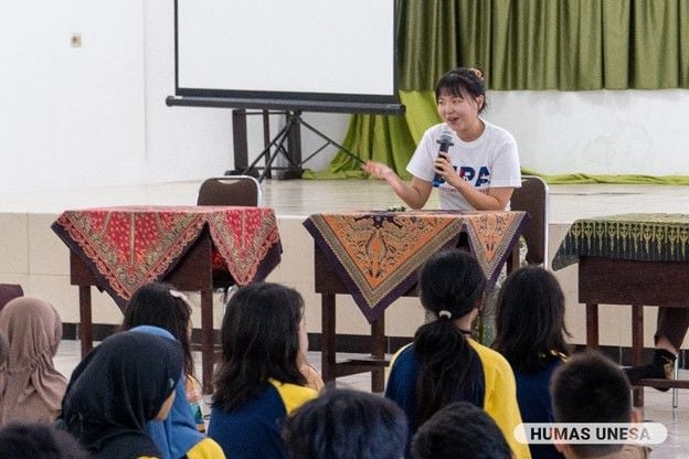 International students of the UNESA BIPA program interact with Labschool students at the Labschool Ketintang Campus.