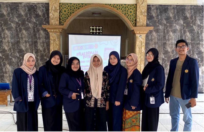 Team 1 of the UNESA FIKK Nutrition Study Program's Humanitarian Project Team with teachers at SMKN 1 Driyorejo.