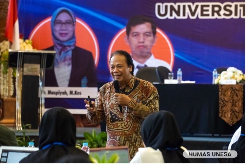 Chairman of UNESA MWA Prof. Dr. Haris Supratno provided training participants with character education material.