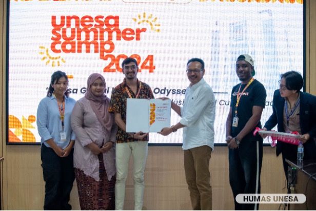 UNESA Deputy Chancellor IV handed over certificates to 2024 Summer Camp participants.