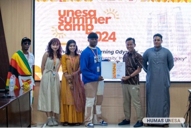 Head of Sub-Directorate for International Affairs UNESA handed over Summer Camp certificates to participants who were students from various countries.