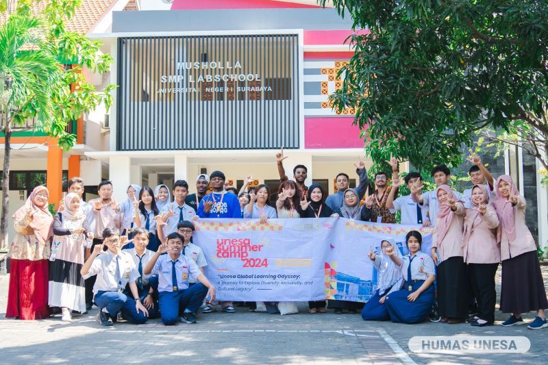 UNESA Labschool students and teachers with a number of foreign students from the 2024 UNESA Summer Camp program