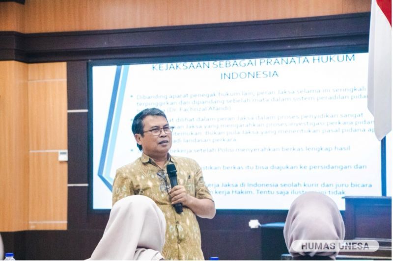 UNESA lecturer, Sumarno delivered material in the first session.