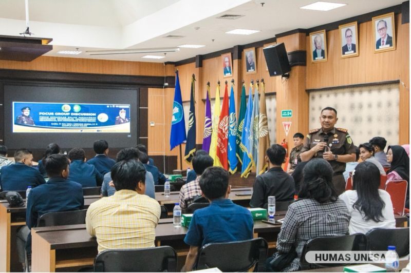 The Head of the Tanjung Perak Prosecutor's Office provided a number of strengthening insights regarding the important role of the prosecutor's office to the activity participants consisting of prosecutor's staff and students.