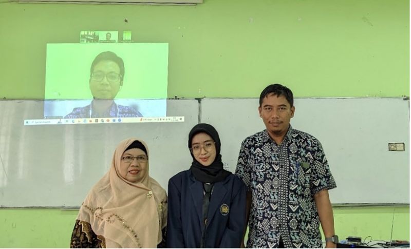 Via Aprilia Nugraha, Physics Education undergraduate study program student with examiners and supervisors after thesis exam.