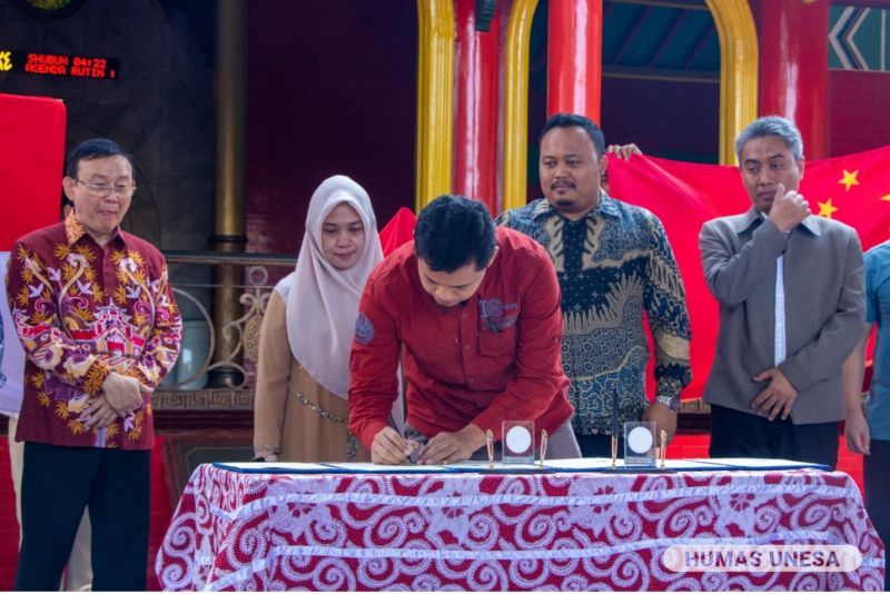 The signing of the cooperation forms a commitment to community development through Mandarin language education and Indonesian-Chinese cultural exchange.