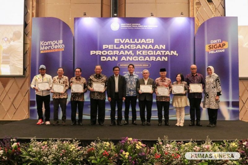 The Chancellor of UNESA (far left) and a number of other PTNBH leaders together with the Director General of Diktiristek (center in black suit) and the Acting Secretary General of the Directorate General of Diktiristek (far right).