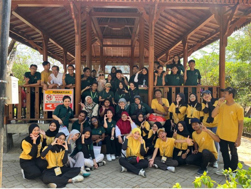 USM Malaysia students with the UNESA team at the Merdeka Belajar Laboratory, Campus 2 Lidah Wetan, Surabaya.