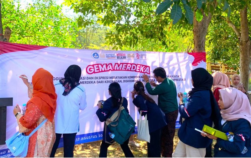 UNESA students and lecturers signed a banner as a form of joint commitment to strengthening efforts to prevent violence through innovative programs or activities.