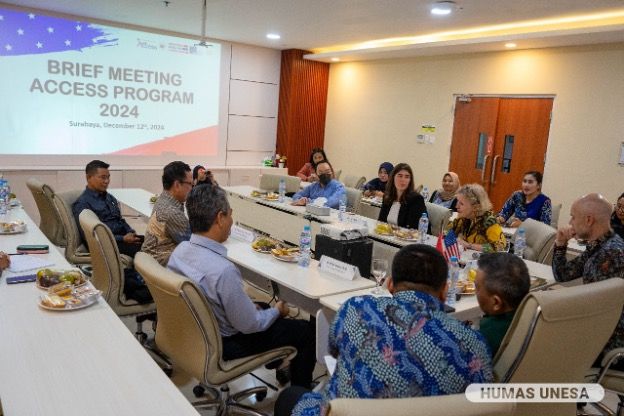 Discussion of cooperation opportunities between UNESA and the United States (US) Consul General in Surabaya Chris Green with the Director of RELO US Embassy Jakarta, as well as his staff at FBS UNESA.