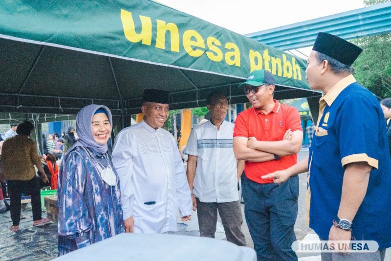 Accompanied by his wife, Chancellor Cak Hasan and his staff monitored the takjil distribution activity in front of the main gate of CampusÂ 2Â LidahÂ Wetan.