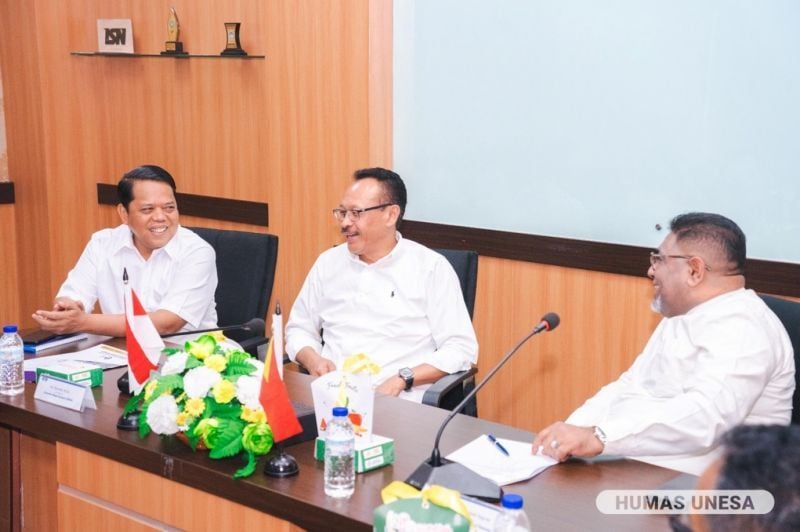 WARTH: Vice Chancellor III and Vice Chancellor IV UNESA together with the Vice Chancellor of Universidade Dili in a meeting session at the Rectorate.