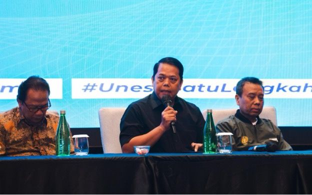 Bambang Sigit Widodo (center), lecturer at the Faculty of Social and Political Sciences (Fisipol) and Deputy Chancellor III of UNESA is a panelist in the third debate of the 2024 East Java Gubernatorial Election.