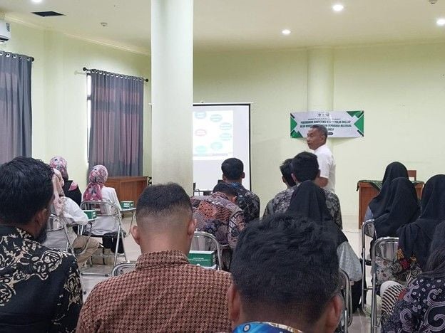 Professor of special education management and chairman of PKM, Sujarwanto delivered material about the importance and how to implement individual education programs.