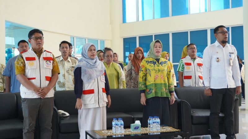 This tree planting movement is a manifestation of the commitment of the PPIS Directorate and Unesa Campus 5 Magetan in maintaining and preserving a beautiful, comfortable and friendly campus environment for the health of the community and surrounding communities.