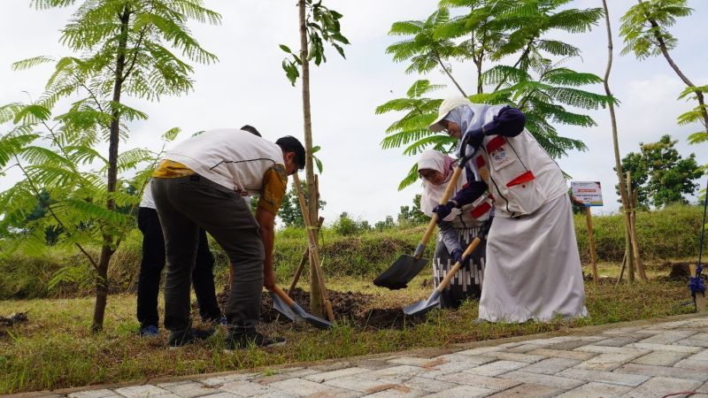 Symbolic tree planting by the leadership, community and students of Unesa Campus 5 Magetan.