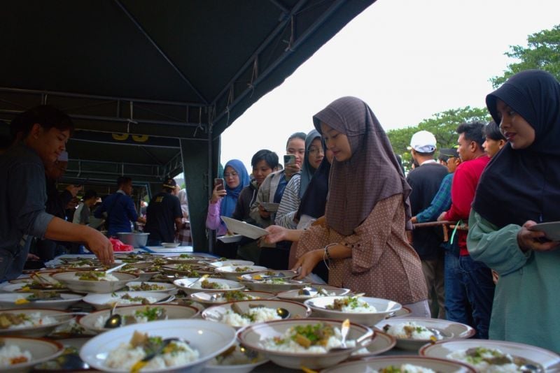 The atmosphere of free takjil distribution and fasting together on the front page of UNESA's main gate.