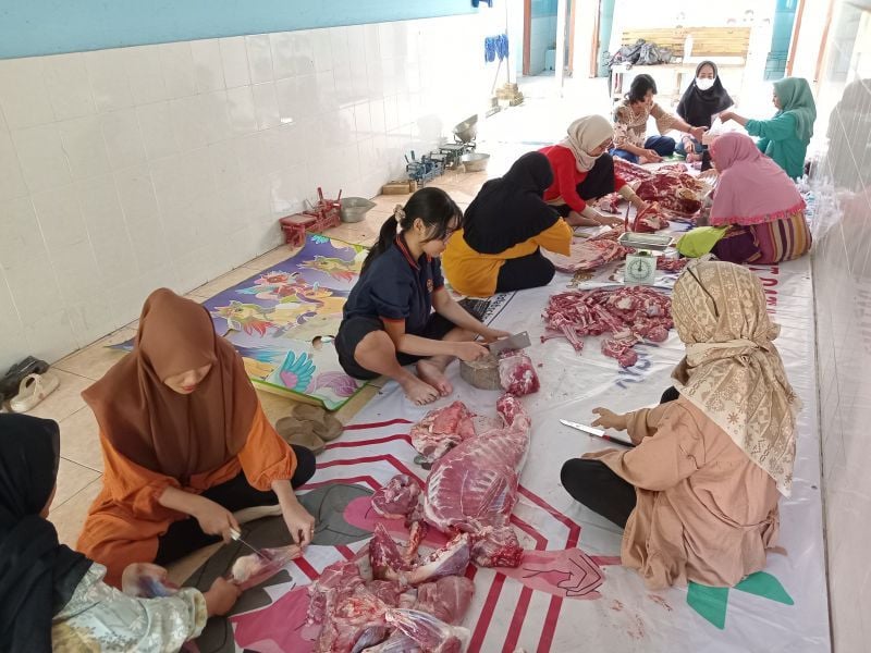 Cutting sacrificial meat on Eid al-Adha at Labschool Unesa