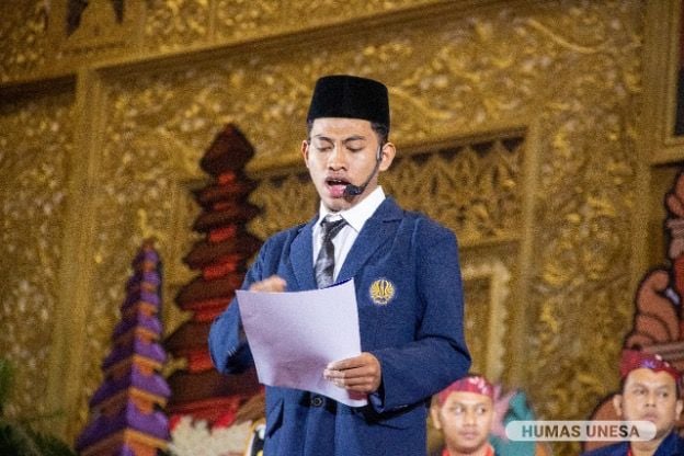 Representing the 2024 UNESA freshmen, Faishal Mufih read the contents of his letter to the elected president of the Republic of Indonesia.