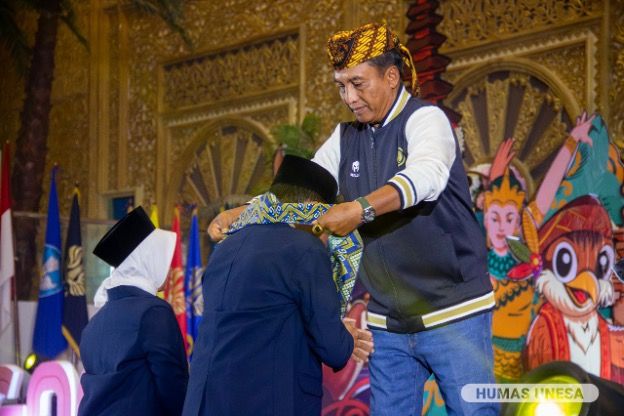 The UNESA Chancellor wore the alma mater and shal or shawl to the two new UNESA student representatives, a symbol of inauguration.