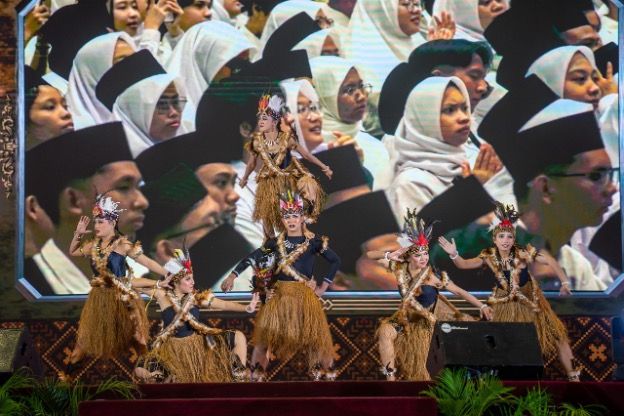 A number of stage acts with Indonesian nuances amazed the freshmen at PKKMB 2024.