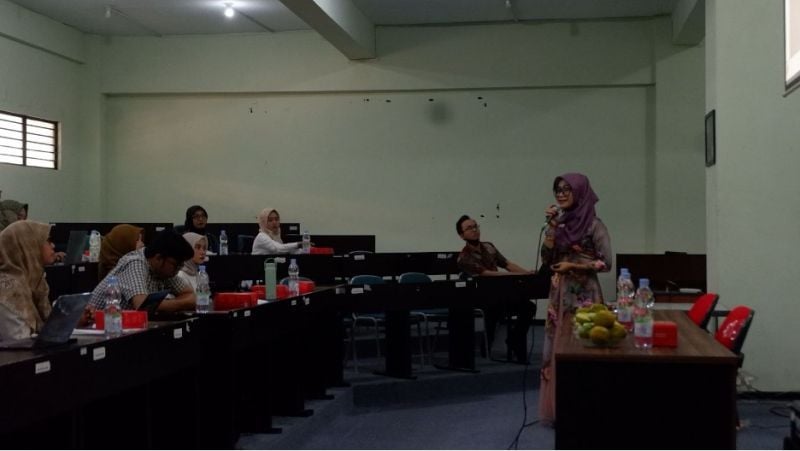 Presentation of material on the Development of the Thematic BIPA Syllabus by Wati Istanti.