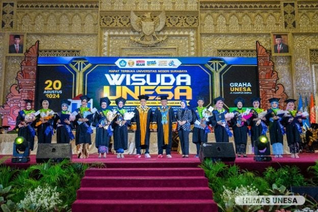 UNESA leadership gave awards and appreciation to the best graduates from various faculties. Some were even offered scholarships to continue studying at UNESA.