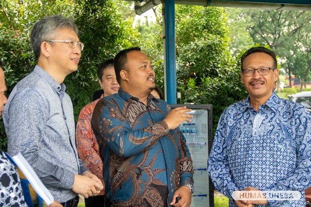 Chinese Ambassador, Wang Lutong (left), Vice Chancellor IV (right ), and Director of CI UNESA (center).