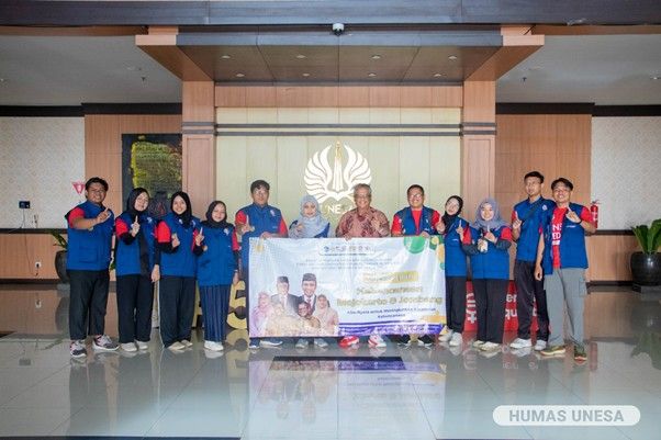 Discharge of UNESA volunteers tasked with carrying out humanitarian action in the form of trauma healing and other assistance needed by disaster victims in Jombang and Mojokerto.