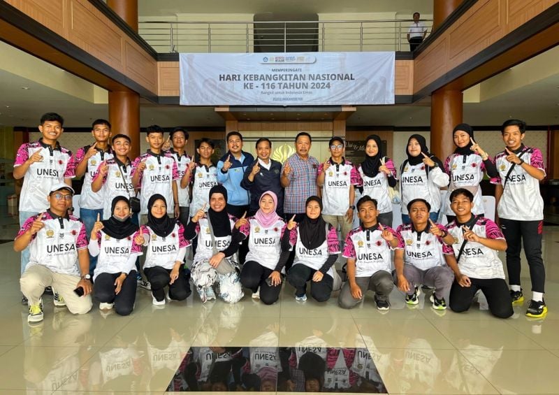 Winning Target: Departure of the UNESA Petanque Team in the Rectorate Lobby, Campus 2 Lidah Wetan, Surabaya.