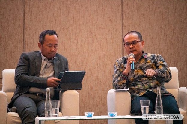 Tatang Muttaqin, National Talent Management expert staff of the Ministry of Education and Culture (right-batik) with the Dean of FIKK UNESA, Dr. Dwi Cahyo Kartiko, S.Pd., M.Kes in a Public Seminar.