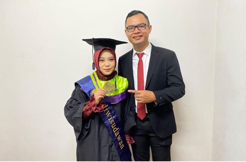 Both have doctoral degrees, Kartika Rinakit Adhe underwent a graduation procession at GRAHA UNESA accompanied by her beloved husband.