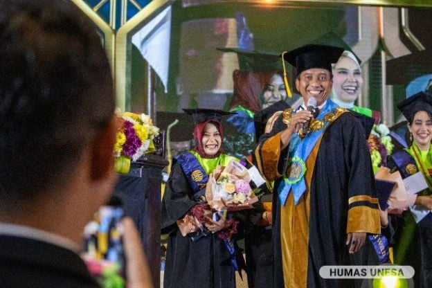 The Chancellor of UNESA gave an award to Kartika Rinakit Adhe as the best UNESA graduate. 