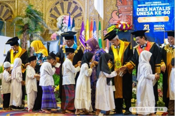 The UNESA leadership together with a number of figures shook hands with representatives of orphans from various orphanage foundations in East Java.