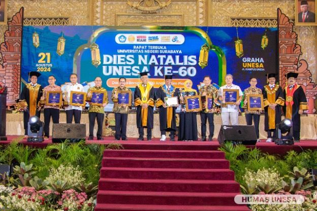 Dozens of people from figures, officials, academics, partners and athletes received the Widya Wiyata Dharma Samya Award at UNESA.