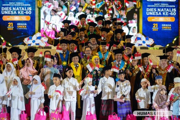 The peak of the Dies Natalis commemoration, the UNESA leadership together with a number of figures including Khofifah and OIKN deputy Alimuddin along with representatives of orphans from orphanage foundations throughout East Java.