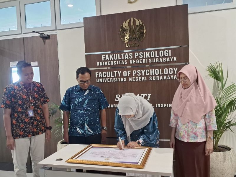 The Dean of the Faculty of Psychology signs the proclamation as a form of commitment to realizing an integrity zone.