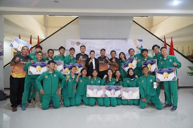 Apriyani Rahayu photo with the dean and lecturers of FIKK along with Unesa students who won medals at PON XXI Aceh-North Sumatra 2024.