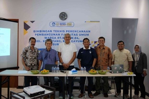 Team of UNESA Civil Engineering lecturers together with residents of RT. 03, RW 4 Ketintang, Surabaya.