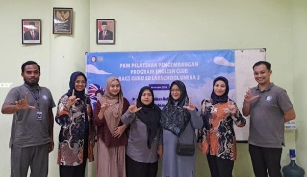 The UNESA English Language Study Program Team carries out PKM at UNESA 2 Labschool Elementary School Surabaya.