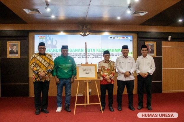 Left to right: Chairman of MRPTNI, Eduart Wolok; Chairman of FRI and Chancellor of UNESA Cak Hasan; Coordinating Minister for Community Empowerment, Cak Imin; Head of the National Nutrition Agency, Dadan Hindayana; and Deputy for Empowerment, Abdul Harris.