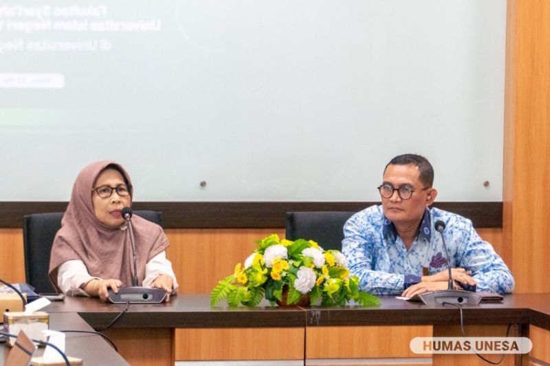 Director of UNESA Educational Transformation and Learning Technology, Prof. Dr. Fida Rachmadiarti, M .Kes., (left) also conveyed the curriculum breakthrough as a milestone for UNESA towards becoming a world class university.