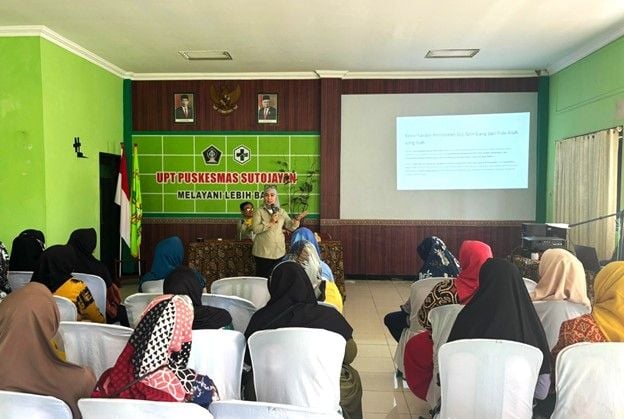 Sutojayan residents took part in training in making additional food held by FK UNESA lecturers.