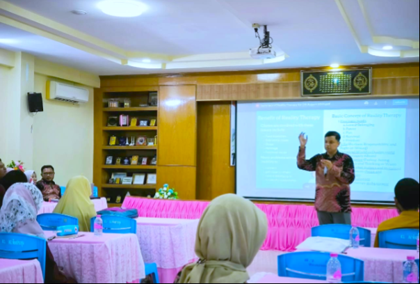 BK lecturer, Muhamad Afifuddin Ghozali delivered material about reality therapy to overcome students' relational problems.